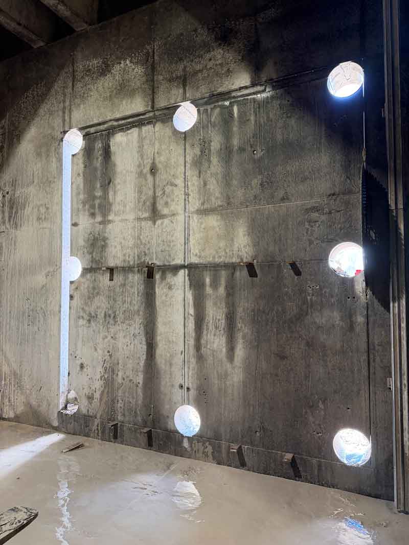 Kontrollierte Abbrucharbeiten auf der Baustelle